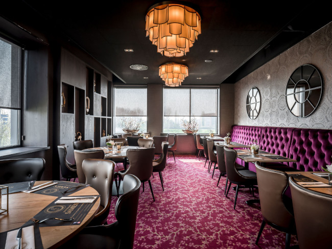 Luxe zithoek met kroonluchter